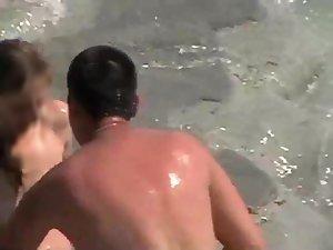 Couple has a quick sex near the water Picture 6
