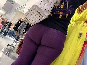 Tattooed blonde squeezed her big ass in leggings Picture 1