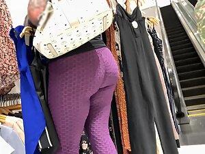Tattooed blonde squeezed her big ass in leggings Picture 7