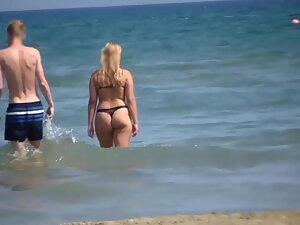 Voyeur keeps an eye on thick topless blonde at beach Picture 3