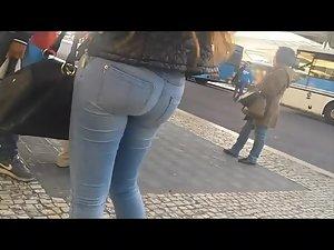 Young ass in jeans amuse me a lot Picture 4