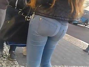Young ass in jeans amuse me a lot