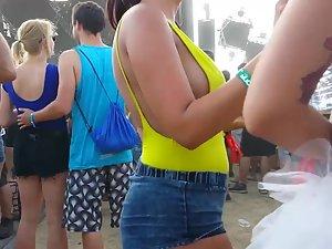 Sideboob of gorgeous busty rave girl Picture 1