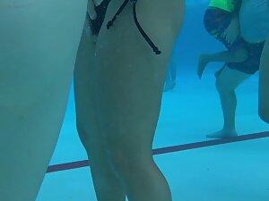 Underwater video of hairy ass crack in bikini Picture 2