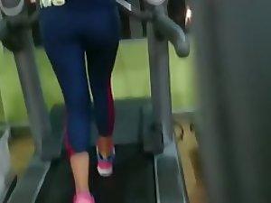 Fitness babe got a well toned ass