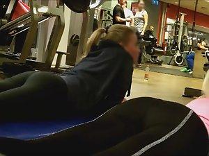 Sexy girls doing planks in the gym Picture 1