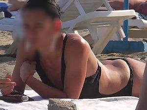 Bossy woman rubbed with lotion Picture 6