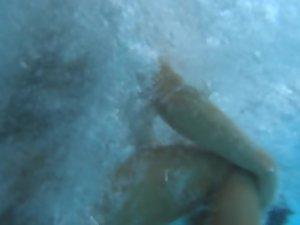 Water jets feel good on teen pussy Picture 2