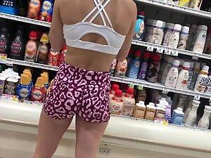 Fit milf caught while shopping for groceries Picture 2