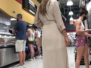 Fit milf caught while shopping for groceries Picture 7