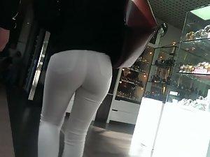 Noticeable ass in tight white jeans Picture 1