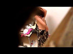 Spying on them picking clothes Picture 5