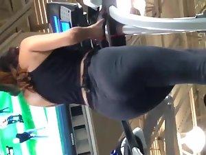 Big butt in tights spied at a gym Picture 2