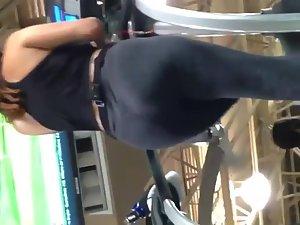 Big butt in tights spied at a gym Picture 4