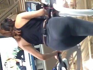 Big butt in tights spied at a gym Picture 6