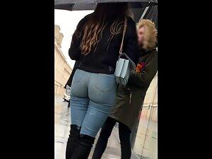 Hot ass crack is fully visible in tight jeans Picture 1