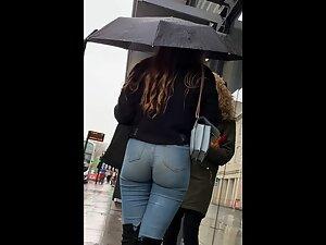 Hot ass crack is fully visible in tight jeans Picture 2