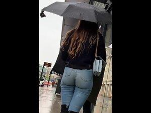 Hot ass crack is fully visible in tight jeans Picture 3