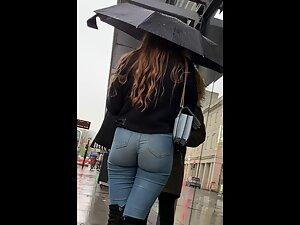 Hot ass crack is fully visible in tight jeans Picture 4