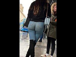 Hot ass crack is fully visible in tight jeans Picture 5