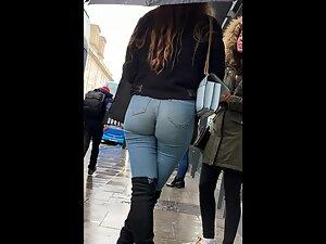 Hot ass crack is fully visible in tight jeans Picture 6