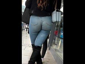 Hot ass crack is fully visible in tight jeans Picture 8