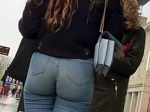 Hot ass crack is fully visible in tight jeans