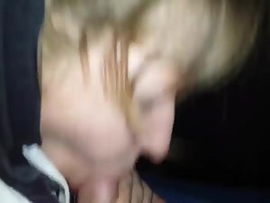 Sweetheart pleases her man in a car Picture 3