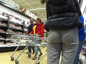 Milf looks sexy even when dressed like a slob