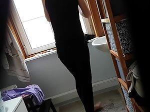 Peeping on naked stepsister in bathroom Picture 1