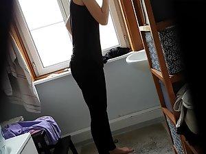 Peeping on naked stepsister in bathroom Picture 2