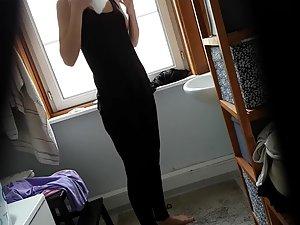 Peeping on naked stepsister in bathroom Picture 3