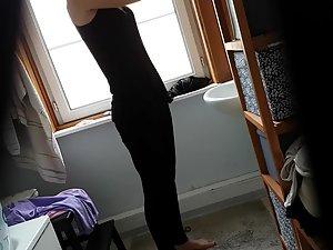 Peeping on naked stepsister in bathroom Picture 4