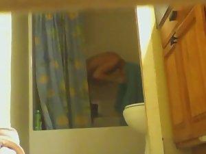 Sister wiping off her sexy body Picture 2