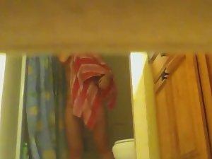 Sister wiping off her sexy body Picture 8