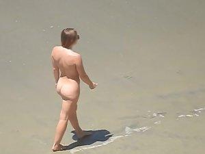 Hot nudist girl plays catch on the beach Picture 1