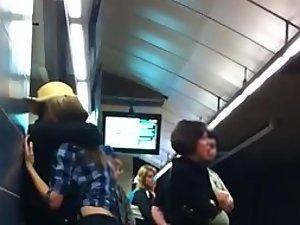 Making out in the subway station Picture 1