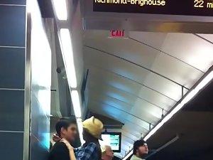 Making out in the subway station Picture 2