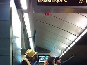 Making out in the subway station Picture 3