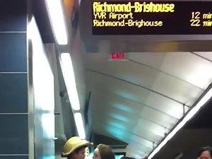 Making out in the subway station Picture 4