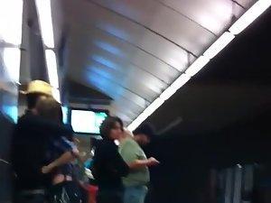 Making out in the subway station Picture 5