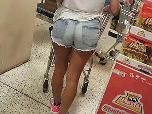 Encounter with sexy tanned girl in shorts