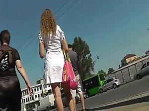 Upskirt peep on a sophisticated lady Picture 1