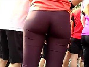Focusing on a tight ass in a jogging group
