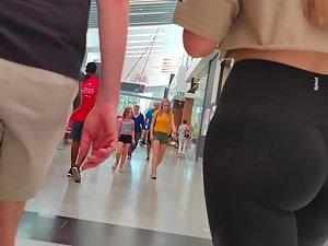 Young babe with wide womanly hips Picture 1