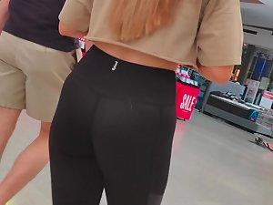 Young babe with wide womanly hips Picture 4