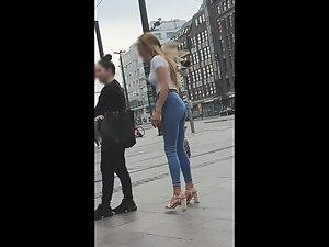 Tall girl looks breathtaking in tight jeans Picture 2