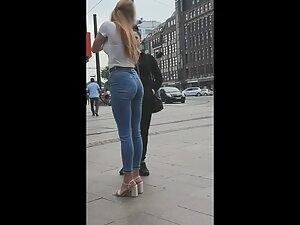 Tall girl looks breathtaking in tight jeans Picture 6
