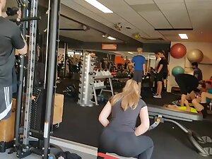 Intense booty workout caught by gym voyeur Picture 1
