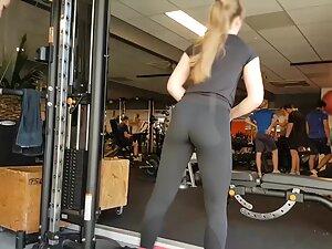 Intense booty workout caught by gym voyeur Picture 2
